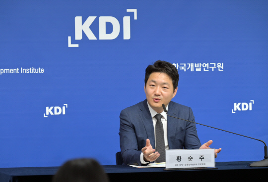 황순주 한국개발연구원 거시·금융정책연구부 연구위원이 20일 정부세종청사에서 '갈라파고스적 부동산PF, 근본적 구조개선 필요' 보고서에 대한 브리핑을 하고 있다. [KDI 제공]